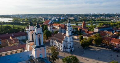 Ugdymo įstaigoms pristatoma programa „Gamta mieste“, siekianti spręsti klimato kaitos iššūkius, suteikdama mokiniams galimybę praktiškai tyrinėti maisto grandines ir gilinti žinias apie biologinę įvairovę.