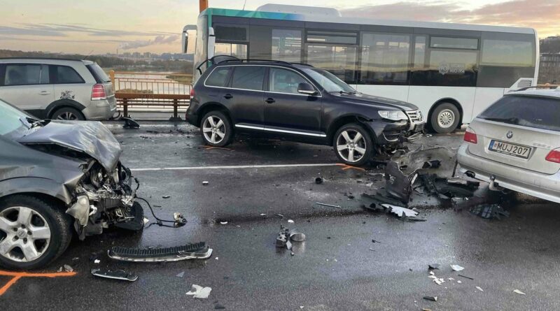 Penktadienį žmonės pasidalino šokiruojančiai bloga situacija Kaune – įvairiose miesto vietose eismą paralyžiavo dėl slidaus kelio įvykusios masinės avarijos.