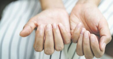 Visi žinome – nagai labai daug pasako apie mūsų sveikatą. Jeigu jie silpni, trapūs, nenatūralios spalvos ar rievėti, tai gali būti signalas, jog kažkas vyksta organizme.