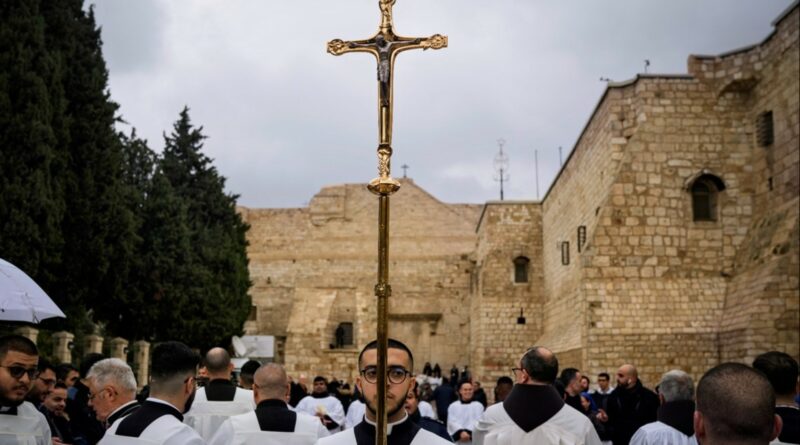 Temdomos kruvino karo Gazoje, Šventojoje Žemėje prasideda Kalėdų iškilmės.