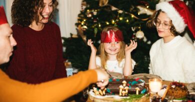 Bent keletas rūšių silkių, marinuotų, džiovintų ar į pyragėlius įdarytų grybų – tai tik keletas tradicinio lietuvių šventinio stalo patiekalų, kuriuos net ir suaugę kasmet prisimename nostalgiškai ir meiliai siūlome savo vaikams.