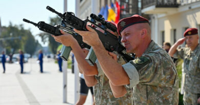 Nors idėją ilginti privalomosios pradinės karo tarnybos laikotarpį politikai bei jaunimo organizacijos sutiko skeptiškai, Seimo Nacionalinio saugumo ir gynybos komiteto (NSGK) pirmininkas Giedrimas Jeglinskas kartoja – devynių mėnesių tarnybą baigę šauktiniai nėra tinkamai parengti būsimiems iššūkiams karo lauke.