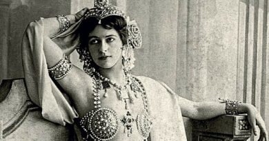 Mata Hari tapo femme fatale simboliu – gundančia, paslaptinga ir pavojinga moterimi, kurią daugelis sieja su šnipinėjimu ir sąmokslu.