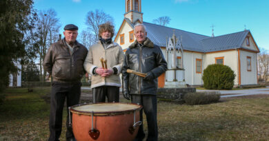 Kas gali būti prasmingiau už Velykų rytą dundančius būgnus, primenančius: tamsa baigėsi, atėjo laikas budintis ir prisikelti iš žiemos sąstingio, iš dvasinio apsnūdimo, iš tikėjimo atskirties.