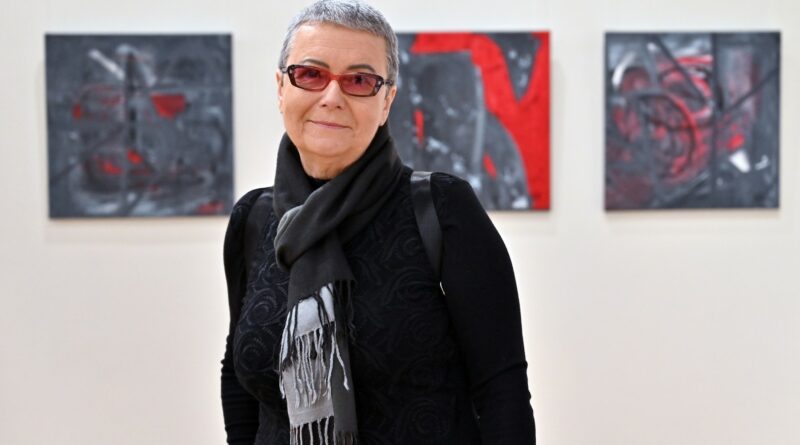 Panevėžio dailės galerijoje atidaryta dailininkės, menininkės, žurnalistės Lilijos Valatkienės tapybos paroda „Būtasis kartinis. Užkalbėjimai“.