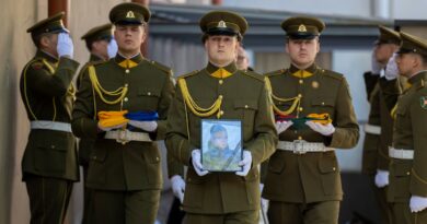 Ukrainoje žuvusiam Tomui Valentėliui nuspręsta skirti aukščiausią Krašto apsaugos sistemos apdovanojimą, sako krašto apsaugos ministrė Dovilė Šakalienė. 