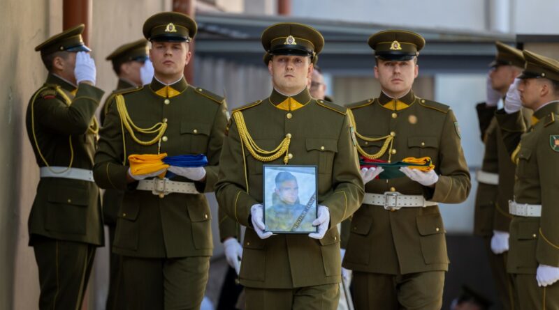 Ukrainoje žuvusiam Tomui Valentėliui nuspręsta skirti aukščiausią Krašto apsaugos sistemos apdovanojimą, sako krašto apsaugos ministrė Dovilė Šakalienė. 
