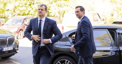 Ministras pirmininkas Gintautas Paluckas sekmadienį sostinėje vykstančiame proteste prieš planuojamą nekilnojamojo turto (NT) mokestį dalyvauti neketina. Anot jo, tądien jis su žmona minės 15-ąsias vestuvių metines.