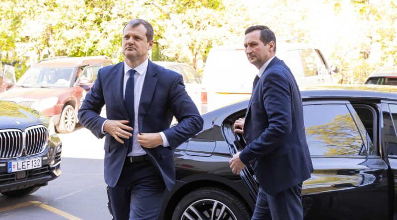 Ministras pirmininkas Gintautas Paluckas sekmadienį sostinėje vykstančiame proteste prieš planuojamą nekilnojamojo turto (NT) mokestį dalyvauti neketina. Anot jo, tądien jis su žmona minės 15-ąsias vestuvių metines.