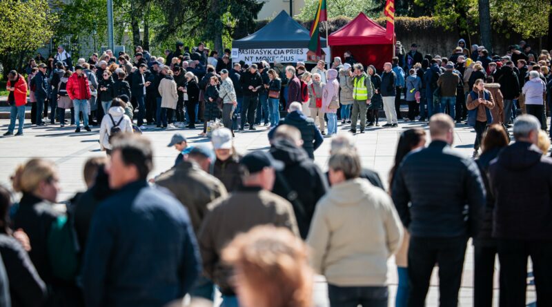 Vilniuje sekmadienį tūkstančiai dalyvavo Katedros aikštėje vykusiame proteste prieš planuojamą nekilnojamojo turto (NT) mokestį „NE gyvenamojo būsto mokesčiui!“.