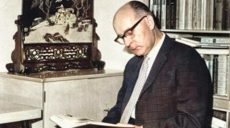 Šiandien, kai ir mūsų mieste ne prie vienų namų alyvos jau laužias per tvorą, kai gatvėse ir parkuose taip elegantiškai „dega tylios žvakės – / Baltuos žieduos rausvi taškai“, yra pats laikas prisiminti prieš 100 metų čia vaikščiojusį būsimą kūrėją Henriką Radauską.