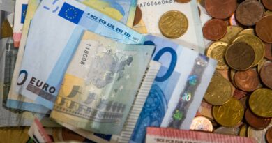 7 profesinės sąjungos kreipėsi į politikus prašydamos sugrįžti prie svarstymų 36 proc. gyventojų pajamų mokesčio (GPM) tarifu apmokestinti didžiausias pajamas, šio siūlymo galutiniame mokesčių pakete atsisakius Finansų ministerijai.