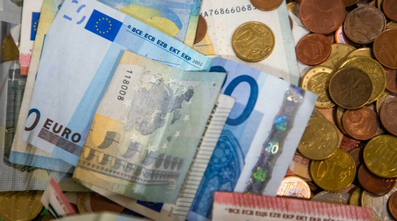 7 profesinės sąjungos kreipėsi į politikus prašydamos sugrįžti prie svarstymų 36 proc. gyventojų pajamų mokesčio (GPM) tarifu apmokestinti didžiausias pajamas, šio siūlymo galutiniame mokesčių pakete atsisakius Finansų ministerijai.