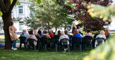 Trimis susitikimais skirtingose erdvėse – Juozo Miltinio gimnazijoje, Lietuvos audiosensorinės bibliotekos Panevėžio filiale ir skverelyje prie Panevėžio apskrities Gabrielės Petkevičaitės-Bitės viešosios bibliotekos – skirtingoms publikoms Aukštaitijos sostinėje pralėkė 61-asis tarptautinis festivalis „Poezijos pavasaris“.