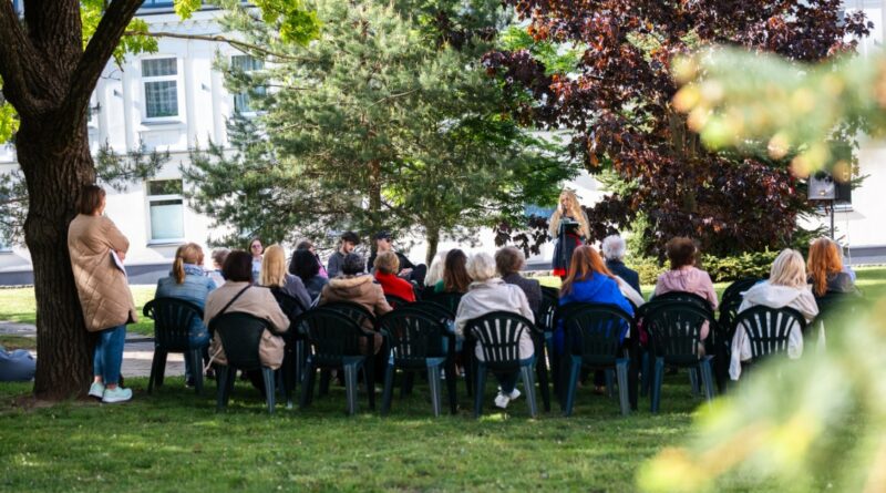 Trimis susitikimais skirtingose erdvėse – Juozo Miltinio gimnazijoje, Lietuvos audiosensorinės bibliotekos Panevėžio filiale ir skverelyje prie Panevėžio apskrities Gabrielės Petkevičaitės-Bitės viešosios bibliotekos – skirtingoms publikoms Aukštaitijos sostinėje pralėkė 61-asis tarptautinis festivalis „Poezijos pavasaris“.