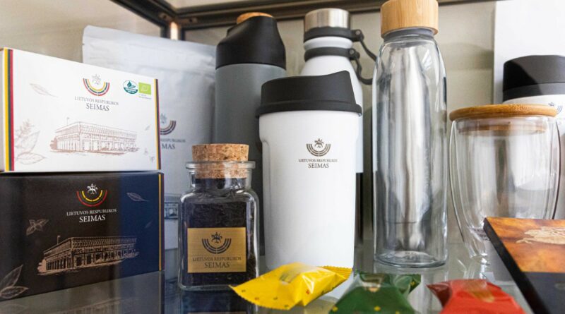 Seimo nariai privalės turėti vieną, specialiai su parlamentine veikla susijusioms išlaidoms skirtą banko sąskaitą, o ataskaitas už panaudotas kanceliarines lėšas teikti kas mėnesį, trečiadienį nusprendė Seimo valdyba.