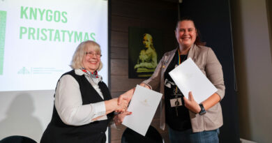 Pasikeisti knygų į Panevėžio apskrities Gabrielės Petkevičaitės-Bitės biblioteką atėjusių skaitytojų akys slysta ir vienos žinomiausių Lietuvos dailininkių, iš Panevėžio krašto kilusios Emilijos Gaspariūnaitės-Taločkienės paveikslais – vertingais meno kūriniais.