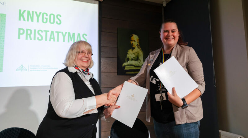 Pasikeisti knygų į Panevėžio apskrities Gabrielės Petkevičaitės-Bitės biblioteką atėjusių skaitytojų akys slysta ir vienos žinomiausių Lietuvos dailininkių, iš Panevėžio krašto kilusios Emilijos Gaspariūnaitės-Taločkienės paveikslais – vertingais meno kūriniais.