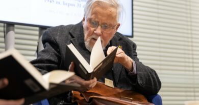 Antradienį iš Seimo plenarinių posėdžių darbotvarkės buvo išbrauktas siūlymas naikinti Aukščiausiosios Tarybos-Atkuriamojo Seimo pirmininkui profesoriui Vytautui Landsbergiui suteiktą valstybės vadovo statusą.