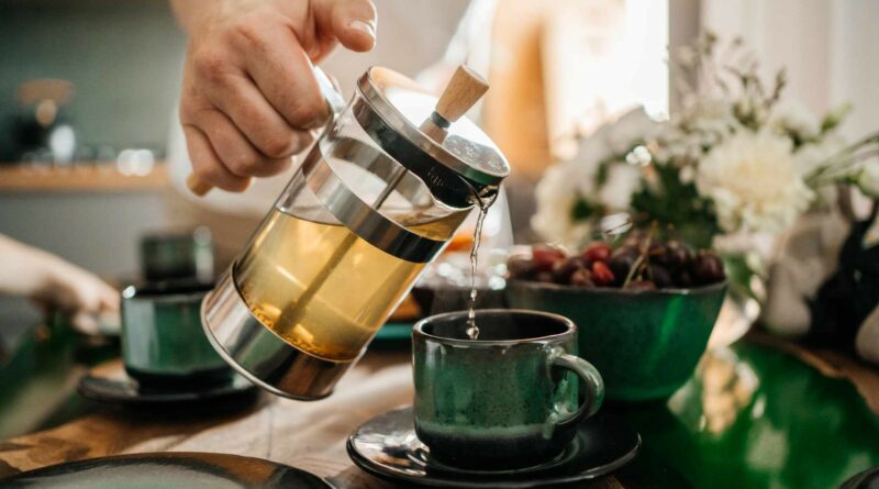 Jei bandote atsikratyti nereikalingų kilogramų, puikiai žinote, kaip svarbu vengti saldžių gėrimų, pradedant gazuotais limonadais ir baigiant pirktinėmis sultimis ar kavos gėrimais su pagardais. Tačiau galbūt numanote, kad yra gėrimų, turinčių priešingą poveikį – padėti numesti svorio.