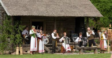 Aukštaitijos kaimuose Sekmines švęsdavo visi – ir jaunam, ir senam, ir turtingam, ir vargšui tą dieną vienodai ošė ir savo galias skyrė jauni berželiai, visi gaudavo kiaušinienės, stengdavosi sukirsti po septynis virtinius ir tikėjo gražios vasaros bei derlingo rudens sulauksiantys.