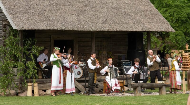 Aukštaitijos kaimuose Sekmines švęsdavo visi – ir jaunam, ir senam, ir turtingam, ir vargšui tą dieną vienodai ošė ir savo galias skyrė jauni berželiai, visi gaudavo kiaušinienės, stengdavosi sukirsti po septynis virtinius ir tikėjo gražios vasaros bei derlingo rudens sulauksiantys.