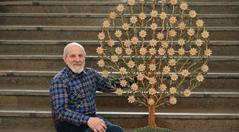 Senoji medžio raižybos tradicija atgimsta jos puoselėtojo Juliaus Kuodžio kūriniuose: ir laiko patikrintais, ir paties sudėliotais ornamentais puoštuose kryžiuose, saulutėse ir būtinai – verpstėse.