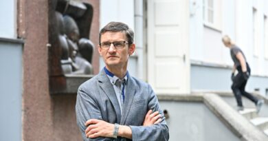 Panevėžio Šv. apaštalų Petro ir Povilo bažnyčioje tarnaujantis kunigas Justas Jasėnas panevėžiečiams pažįstamas ir kaip plunksnos meistras.