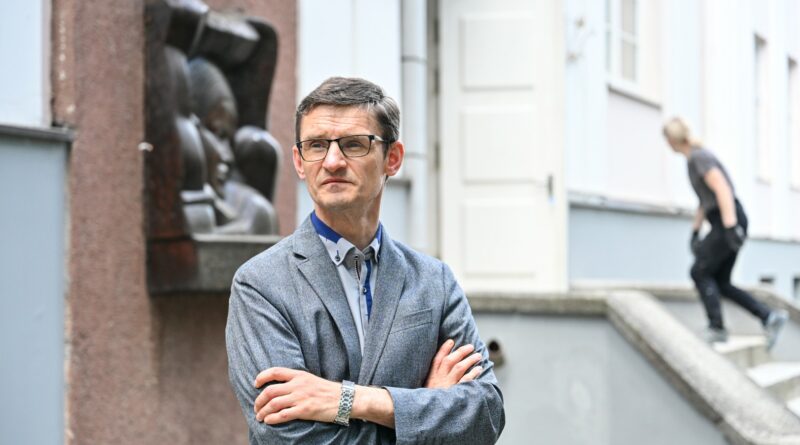 Panevėžio Šv. apaštalų Petro ir Povilo bažnyčioje tarnaujantis kunigas Justas Jasėnas panevėžiečiams pažįstamas ir kaip plunksnos meistras.