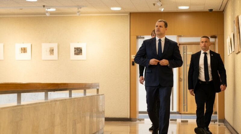 Trečiadienį posėdžiavusi Vyriausioji tarnybinės etikos komisija (VTEK) nusprendė pradėti tyrimą dėl premjero Gintauto Palucko galimo interesų konflikto, kai politikui dalinai priklausanti įmonė „Garnis“ gavo lengvatinę nacionalinio plėtros banko ILTE paskolą, socialdemokratui jau einant ministro pirmininko pareigas.