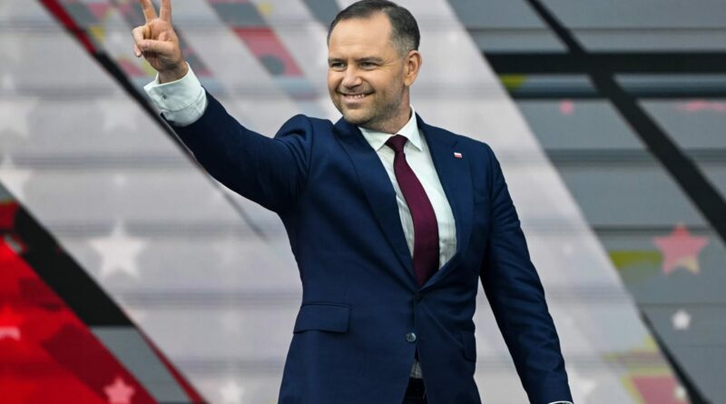 Lenkijos prezidento rinkimus laimėjo nacionalistas istorikas Karolis Nawrockis, pirmadienį parodė oficialūs rezultatai. Tai yra didelis smūgis proeuropietiškai šalies vyriausybei.