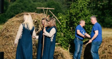 Be šieno nebus ir pieno. Ši liaudies išmintis nusako visą skubaus ir sunkaus vasaros darbo – šienapjūtės – esmę. Šienapjūtės metas trumpas, nesuskubus ir laiku nepasirūpinus pašaru, šeimai grėsdavo didžiulė bėda. Tad nieko keisto, kad šis sunkus darbas apipintas prietarais.