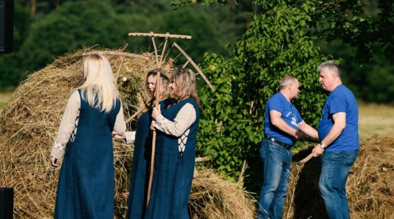 Be šieno nebus ir pieno. Ši liaudies išmintis nusako visą skubaus ir sunkaus vasaros darbo – šienapjūtės – esmę. Šienapjūtės metas trumpas, nesuskubus ir laiku nepasirūpinus pašaru, šeimai grėsdavo didžiulė bėda. Tad nieko keisto, kad šis sunkus darbas apipintas prietarais.