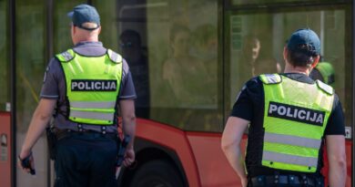 Policininkai, pasieniečiai, ugniagesiai, aplinkosaugininkai ir kiti pareigūnai trečiadienį prie Vyriausybės rengia įspėjamąjį protestą, kuriuo sieks priminti politikams jų pažadą didinti algas.