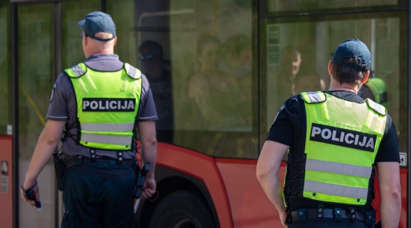 Policininkai, pasieniečiai, ugniagesiai, aplinkosaugininkai ir kiti pareigūnai trečiadienį prie Vyriausybės rengia įspėjamąjį protestą, kuriuo sieks priminti politikams jų pažadą didinti algas.