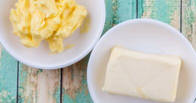 Sviestas ir margarinas dažnai guli šalia vienas kito namų ar prekybos centro šaldytuvo lentynoje. Vieni renkasi skonį ir natūralumą, kiti – kainą bei lengvumą.