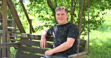 Lietuviai kalba lietuviškai, tik kiekviename krašte savaip. Nors oficialiai tarmės yra dvi – aukštaičių ir žemaičių, jos šakojasi į daugybę patarmių, šnektų, pašnekčių, vos ne kiekvienam kaimui leidžiančių turėti savo kalbą. Mūsų krašte vyrauja panevėžiškių – didžiausios ir sudėtingiausios rytų aukštaičių patarmės dalis.