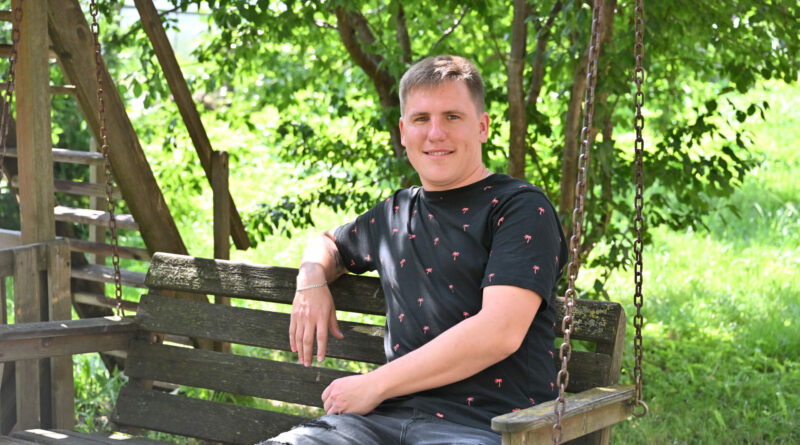 Lietuviai kalba lietuviškai, tik kiekviename krašte savaip. Nors oficialiai tarmės yra dvi – aukštaičių ir žemaičių, jos šakojasi į daugybę patarmių, šnektų, pašnekčių, vos ne kiekvienam kaimui leidžiančių turėti savo kalbą. Mūsų krašte vyrauja panevėžiškių – didžiausios ir sudėtingiausios rytų aukštaičių patarmės dalis.