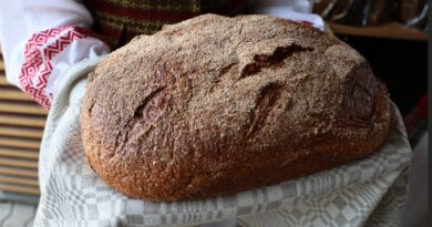 Pirmasis Lietuvoje pradėjęs rengti senoviškai duonai ir jos kepėjams pagerbti skirtas šventes Miežiškių kultūros centras jau ketvirtą dešimtmetį tęsia šią tradiciją, primindami, jog „Visur duona su pluta“ ir kiekvieną liepą, artėjant šventai Onai – duonos poniai, sukviečia į Radviliškius, į duonos kepėjų Audronės ir Albino Kisielių sodybą.