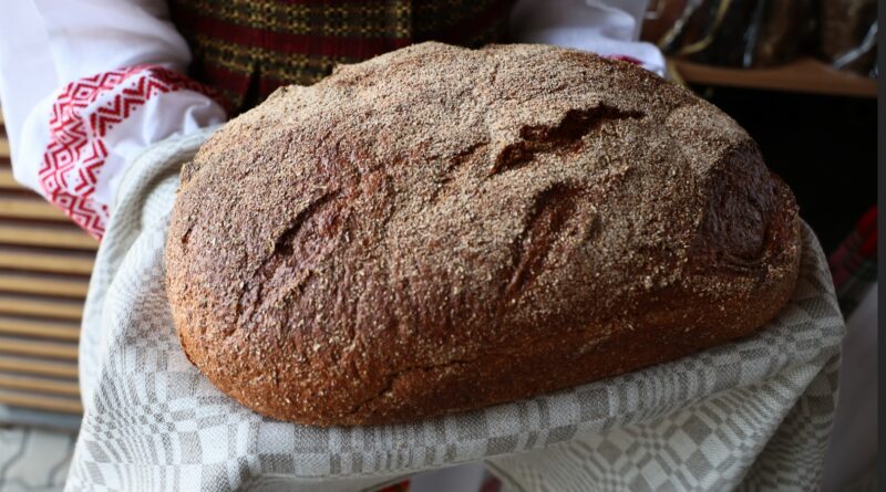 Pirmasis Lietuvoje pradėjęs rengti senoviškai duonai ir jos kepėjams pagerbti skirtas šventes Miežiškių kultūros centras jau ketvirtą dešimtmetį tęsia šią tradiciją, primindami, jog „Visur duona su pluta“ ir kiekvieną liepą, artėjant šventai Onai – duonos poniai, sukviečia į Radviliškius, į duonos kepėjų Audronės ir Albino Kisielių sodybą.