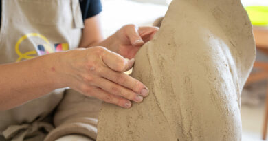 Panevėžio dailės galerijoje ir „Midenės“ keramikos studijoje jau 25-ąjį kartą susirinko šešių šalių menininkai, kad daugiau nei tris savaites kartu gyventų, kurtų ir dalintųsi patirtimis Panevėžio tarptautiniame keramikos simpoziume. Tai – ilgiausiai be pertraukos Lietuvoje organizuojamas tarptautinis keramikos meno renginys, kurio įsikūrimo istorija siekia dar 1989 metus.