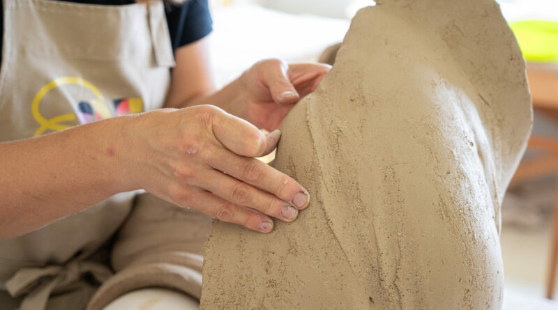 Panevėžio dailės galerijoje ir „Midenės“ keramikos studijoje jau 25-ąjį kartą susirinko šešių šalių menininkai, kad daugiau nei tris savaites kartu gyventų, kurtų ir dalintųsi patirtimis Panevėžio tarptautiniame keramikos simpoziume. Tai – ilgiausiai be pertraukos Lietuvoje organizuojamas tarptautinis keramikos meno renginys, kurio įsikūrimo istorija siekia dar 1989 metus.