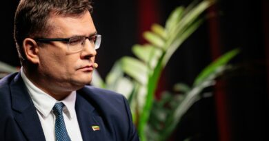 Konservatorių pirmininkas Laurynas Kasčiūnas sako liepos pabaigoje pateiksiantis siūlymą, kuriuo užsieniečiams būtų nustatyta prievolė išmokti valstybinę kalbą, jei šis norėtų prasitęsti savo laikinąjį leidimą gyventi Lietuvoje.