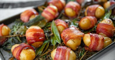 Šviežiomis bulvėmis su šonine – arba lašinukais – gal nieko ir nenustebinsite, bet kad labai skaniai pavaišinsite, šitai mes galime garantuoti!