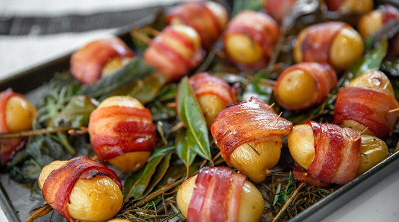 Šviežiomis bulvėmis su šonine – arba lašinukais – gal nieko ir nenustebinsite, bet kad labai skaniai pavaišinsite, šitai mes galime garantuoti!