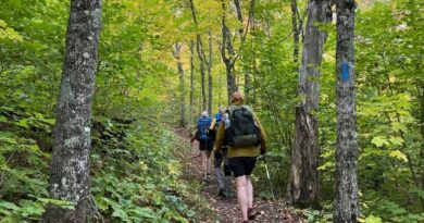 Šiandien beveik visi pasikliaujame telefonais ir navigacija. Tačiau jei išsikrauna baterija ar dingsta ryšys – įprastas kelias tampa nebeaiškus, nesvarbu, ar būtumėte nepažįstamame mieste, ar miške.