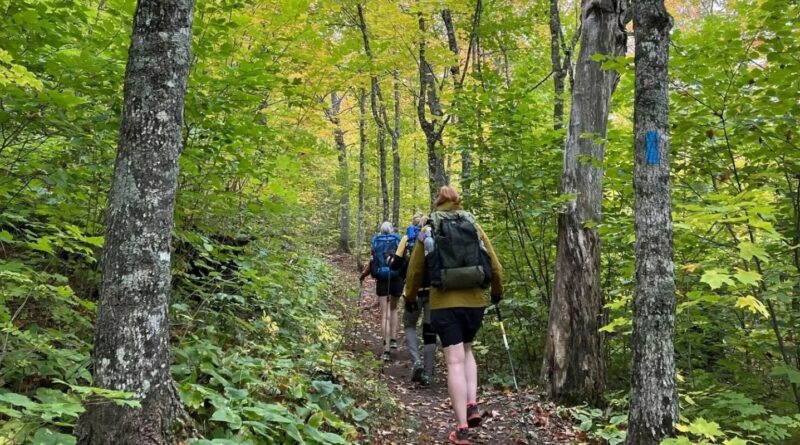 Šiandien beveik visi pasikliaujame telefonais ir navigacija. Tačiau jei išsikrauna baterija ar dingsta ryšys – įprastas kelias tampa nebeaiškus, nesvarbu, ar būtumėte nepažįstamame mieste, ar miške.