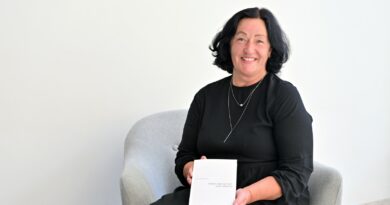 Šilagališkė lietuvių kalbos mokytoja Jolanda Bukauskienė daugybę metų mokiniams aiškino, kaip pajusti, suprasti, pagaliau ir kaip parašyti eilėraštį, o dabar pati išleido debiutinę poezijos knygą.