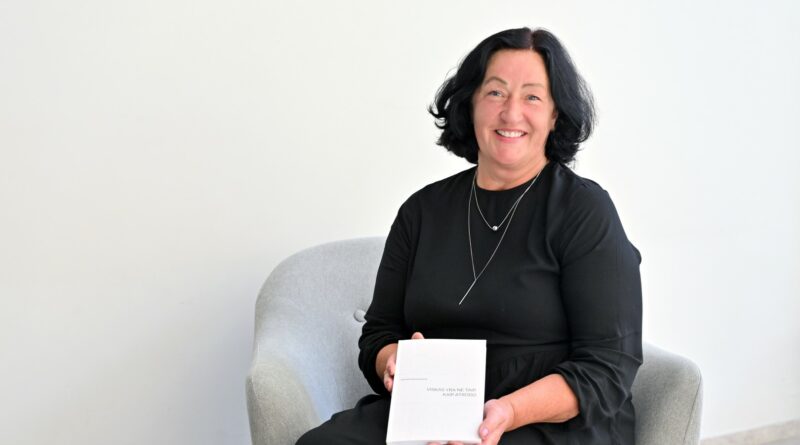 Šilagališkė lietuvių kalbos mokytoja Jolanda Bukauskienė daugybę metų mokiniams aiškino, kaip pajusti, suprasti, pagaliau ir kaip parašyti eilėraštį, o dabar pati išleido debiutinę poezijos knygą.