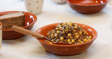 Ką šiandien galvotumėte, jei pusryčiams gautumėte garuojančios sriubos su kruopomis ir gabalu mėsos? O jei pietus tektų valgyti tylint, iš bendro dubens, dalinantis šaukštu su visa šeima?